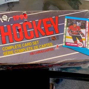 89-90 o pee chee unopened box of hockey cards Sakic rookie and many other stars